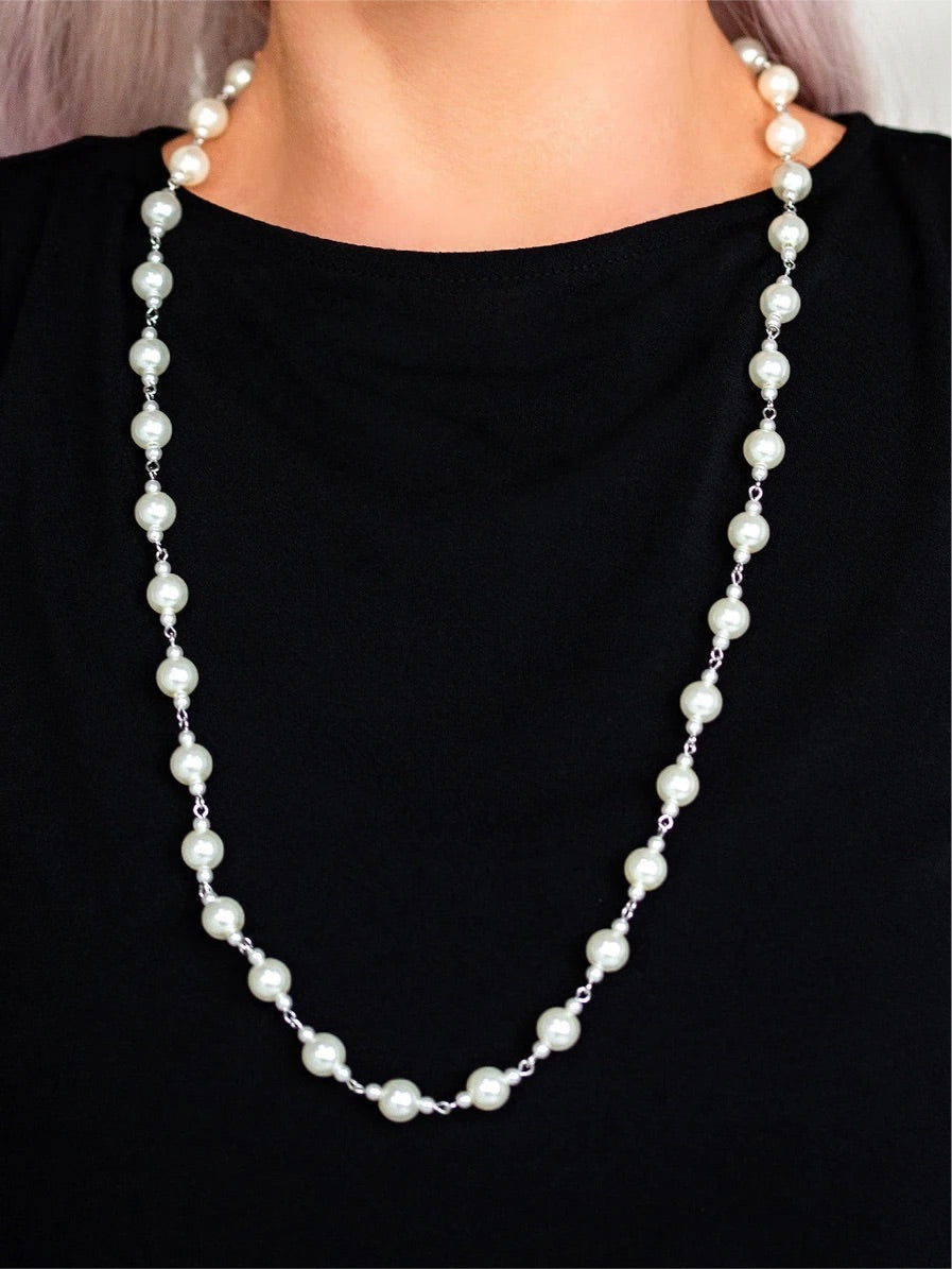 Behind the scenes (white)