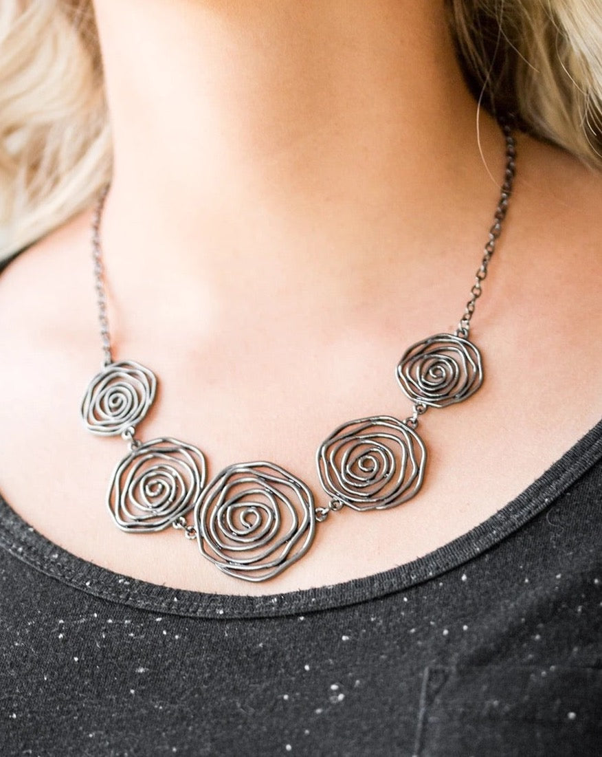 Rosy Rosett (black)